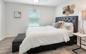 Cozy Two Bedroom Home Minutes From Downtown!